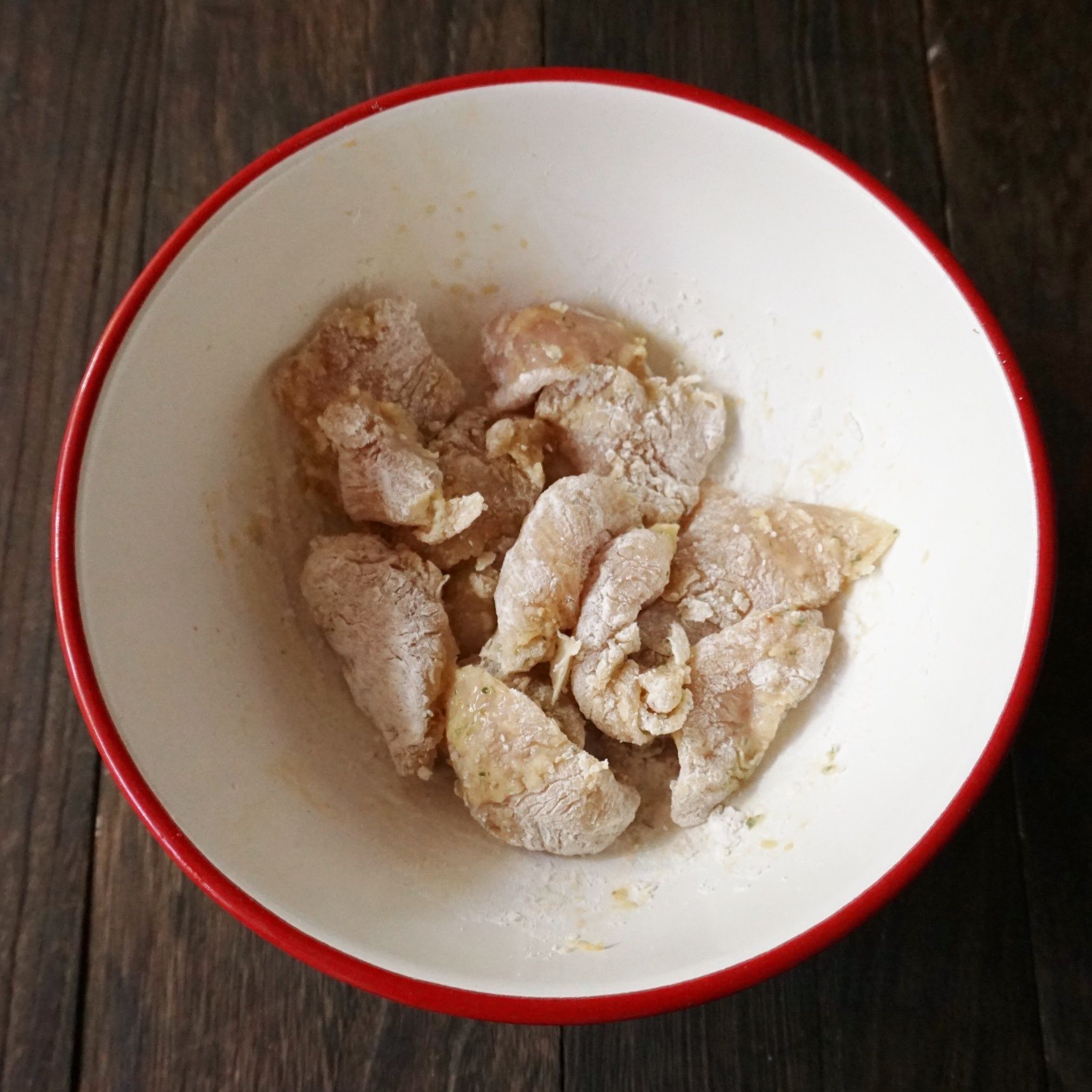 片栗粉をまぶして油で揚げます。
