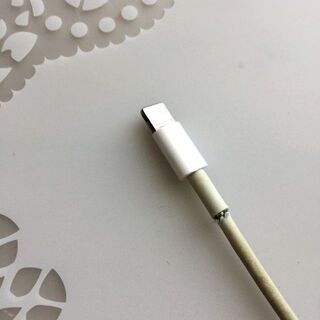 かわいいスマイルがしっかりガード!セリアで見つけたケーブルカバー