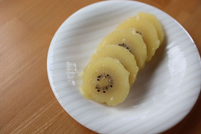 丸ごと冷凍 キウイの皮ツルン シャリシャリ食感がおいしい保存方法 やってみた 暮らしニスタ 丸ごと冷凍 キウイの皮ツルン シャリシャリ食感がおいしい保存方法 やってみた 暮らしニスタ