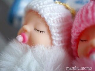 可愛すぎる セリアのリアルな スリーピングベイビー リアルなチョコ のキーホルダー 暮らしニスタ