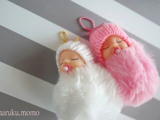 可愛すぎる セリアのリアルな スリーピングベイビー リアルなチョコ のキーホルダー 暮らしニスタ