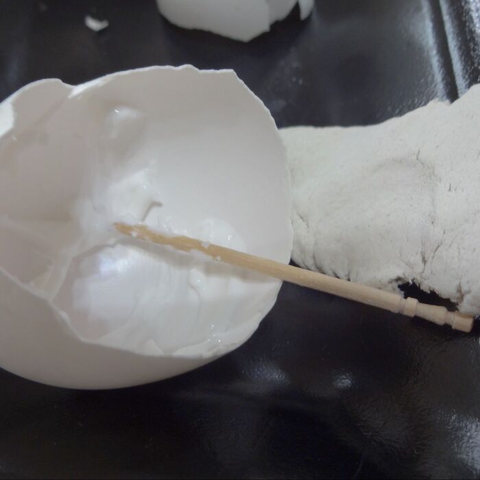 卵の殻が割れないように、紙粘土を内側につけ補強します。