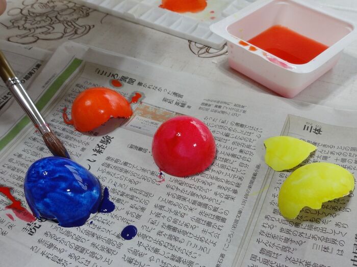 卵の殻を好きな色の絵の具で塗ります。