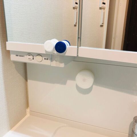 コンタクトケースを浮かせて定位置化 暮らしニスタ