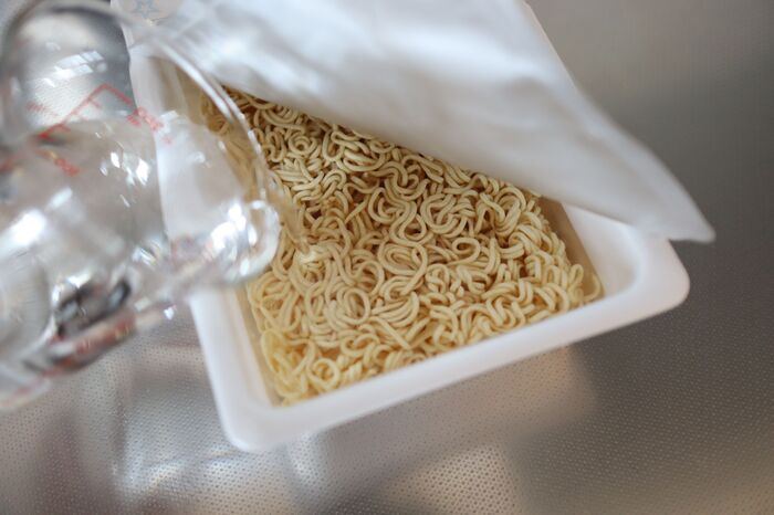 知っておくと便利 カップ焼きそばは水で作れる やってみた 暮らしニスタ 知っておくと便利 カップ焼きそばは水で作れる やってみた 暮らしニスタ