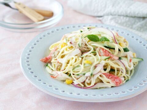 カニかま入りカラフルパスタサラダ 作り置きにも 暮らしニスタ