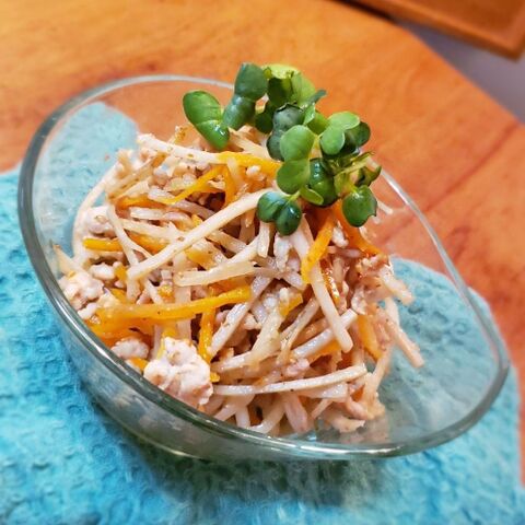ごぼうと人参の胡麻ドレ鶏味噌きんぴら 暮らしニスタ