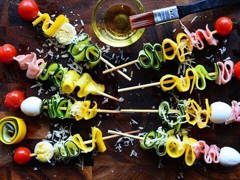 スピードレシピ うねうねっと刺すだけで可愛い ズッキーニとハムのチーズ串焼き 暮らしニスタ スピードレシピ うねうねっと刺すだけで可愛い ズッキーニとハムのチーズ串焼き 暮らしニスタ
