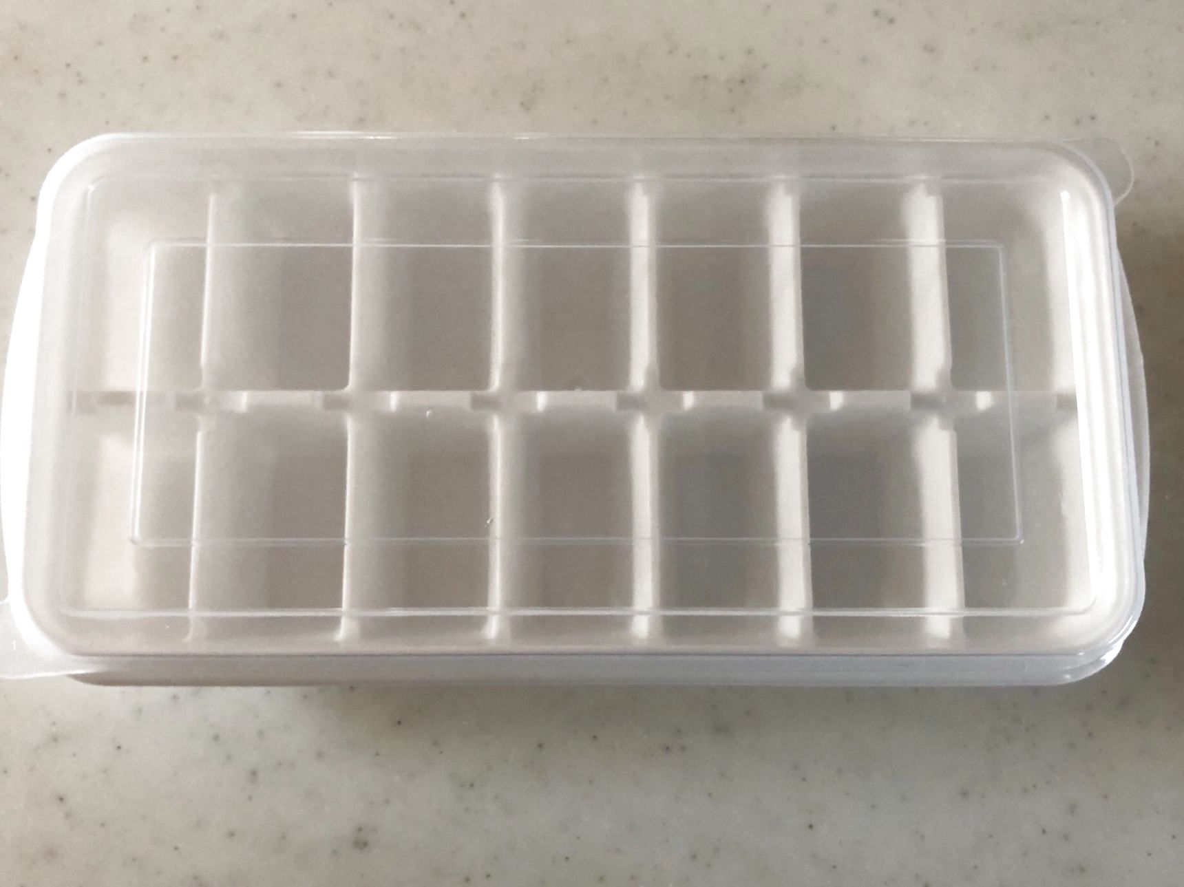 今回使った100均の蓋つき製氷皿です