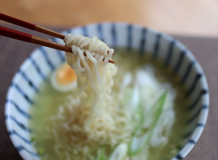 ○○入れるだけ!インスタント麺がモッチモチの生麺みたい!?<やってみた>