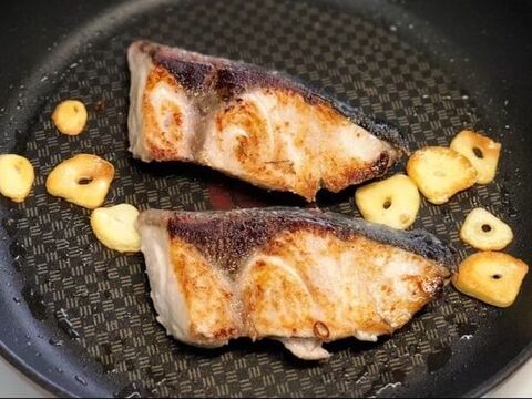 バター醤油で ぶりのガーリックソテー 簡単レシピ 魚 フライパン 暮らしニスタ