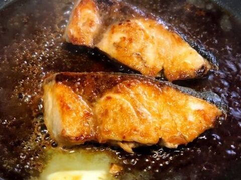 バター醤油で ぶりのガーリックソテー 簡単レシピ 魚 フライパン 暮らしニスタ