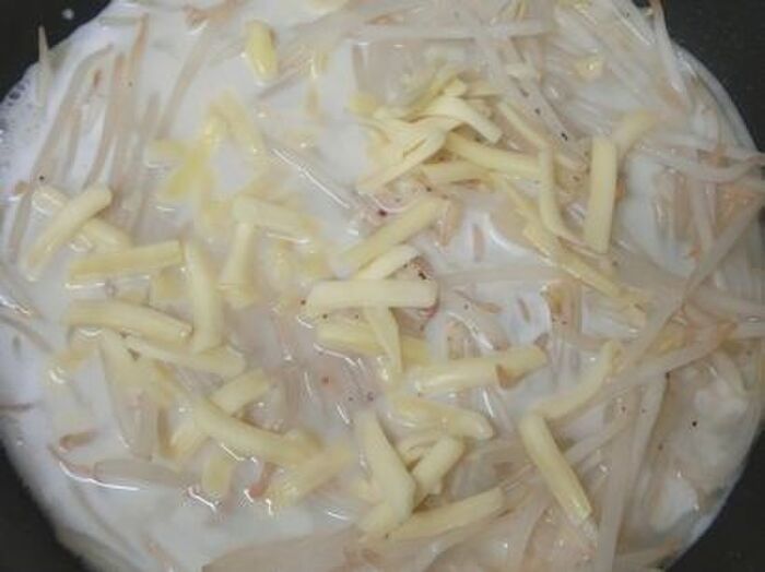 2.豆乳とチーズを入れる