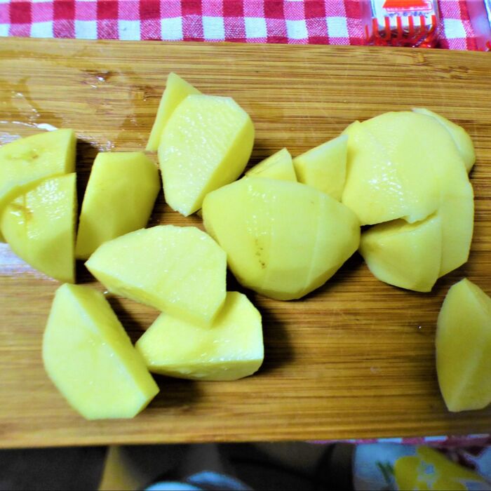 ジャガイモを切り茹でる。