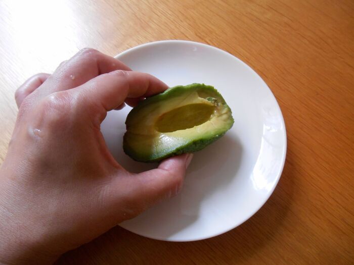 アボカドは丸ごと冷凍するのが正解 丸ごと 半割り カットで比べてみた 暮らしニスタ アボカドは丸ごと冷凍するのが正解 丸ごと 半割り カットで比べてみた 暮らしニスタ