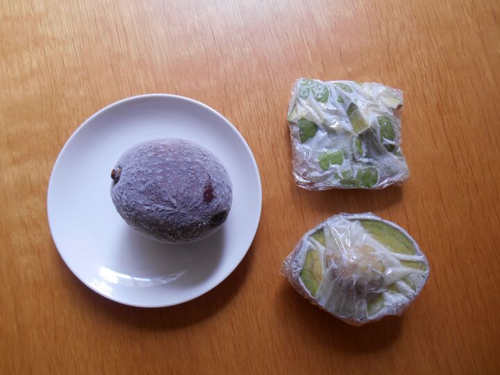 アボカドは丸ごと冷凍するのが正解!?丸ごと、半割り、カットで比べてみた