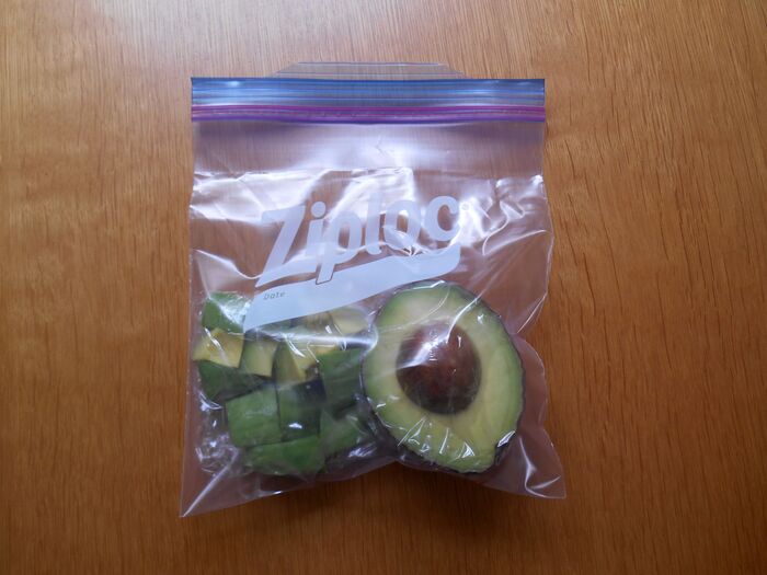 アボカドは丸ごと冷凍するのが正解 丸ごと 半割り カットで比べてみた 暮らしニスタ