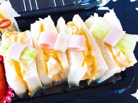 お出かけ 車中でも片手でつまんで食べられる リボンが可愛いサンドイッチ弁当 暮らしニスタ
