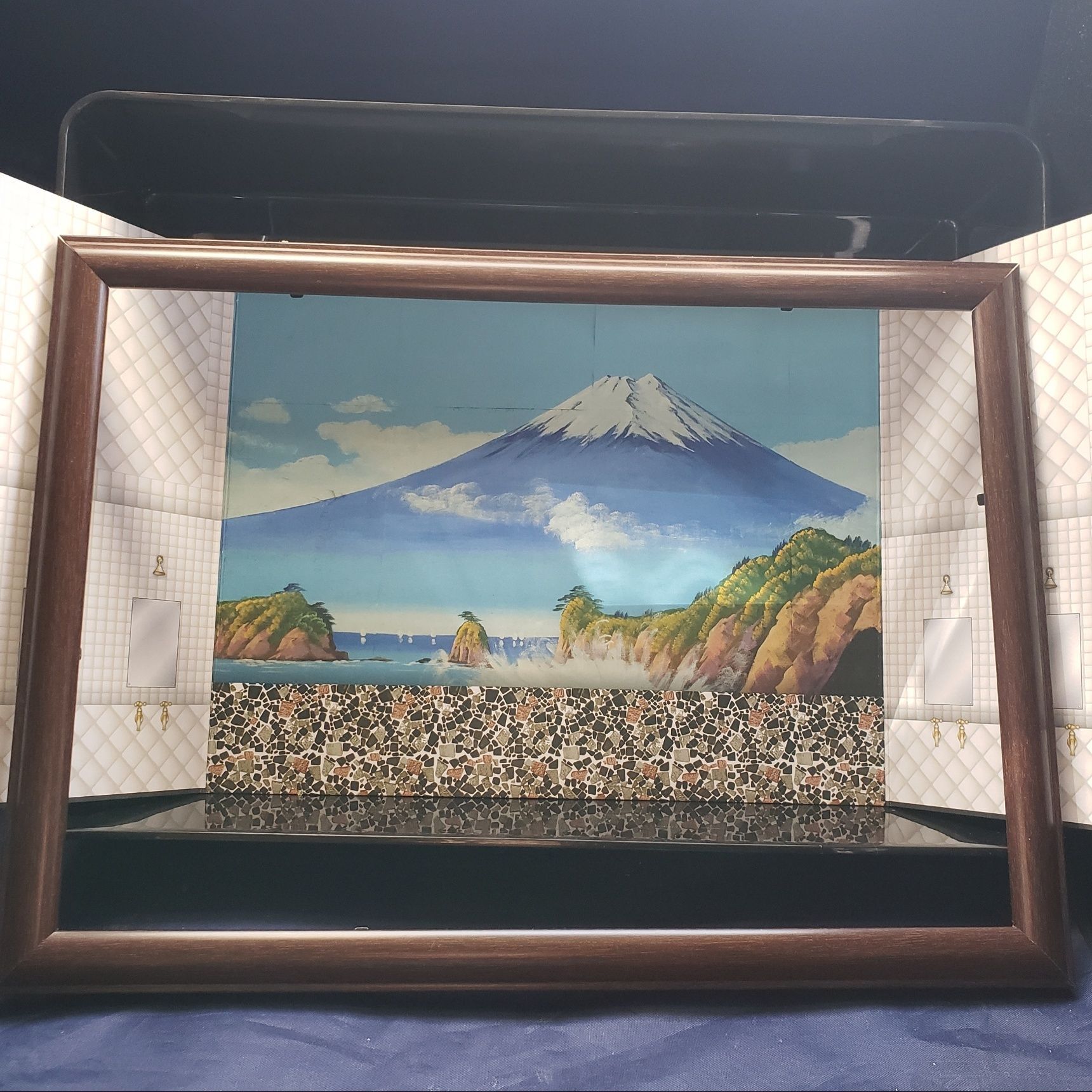 ２、プラスチックケースに富士山の背景を取り付ける。