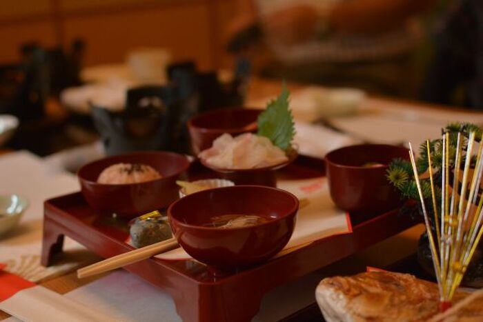 据え膳 とは 据え膳食わぬは男の恥などの言葉の意味も紹介 暮らしニスタ 据え膳 とは 据え膳食わぬは男の恥などの言葉の意味も紹介 暮らしニスタ