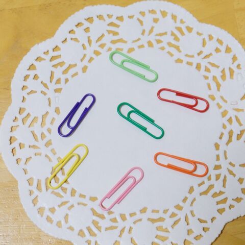 クリップにリボンを結ぶだけ 1分で出来るbookマーカー 暮らしニスタ クリップにリボンを結ぶだけ 1分で出来るbookマーカー 暮らしニスタ