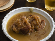 【お手軽煮込み】バズる料理家リュウジさんの「豚肉のビール煮」はつまみにもごはんのおかずにも！