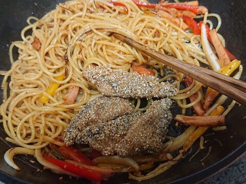 アヒージョなパスタ グラハム粉をまとった秋刀魚を添えて 暮らしニスタ
