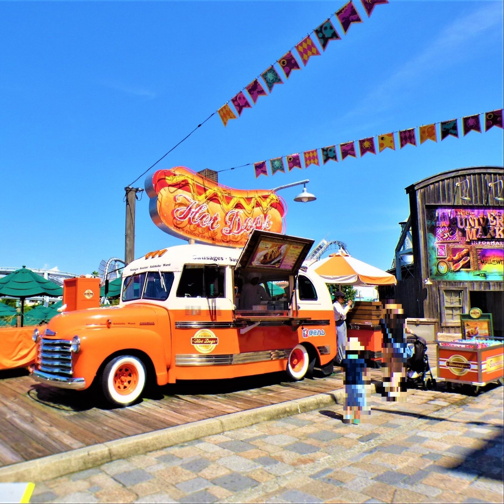 ホットドックをモチーフにした車が目印☆