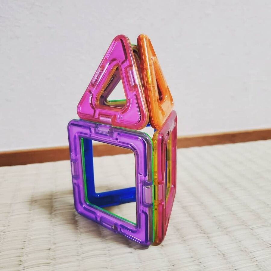 マグフォーマーを壁にはって遊ばせる 暮らしニスタ