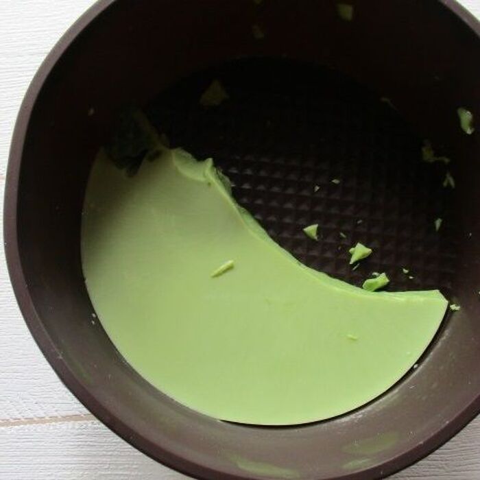 ステップ１：抹茶ラテゼリーを作り→ひまわりの葉の形に切り取る