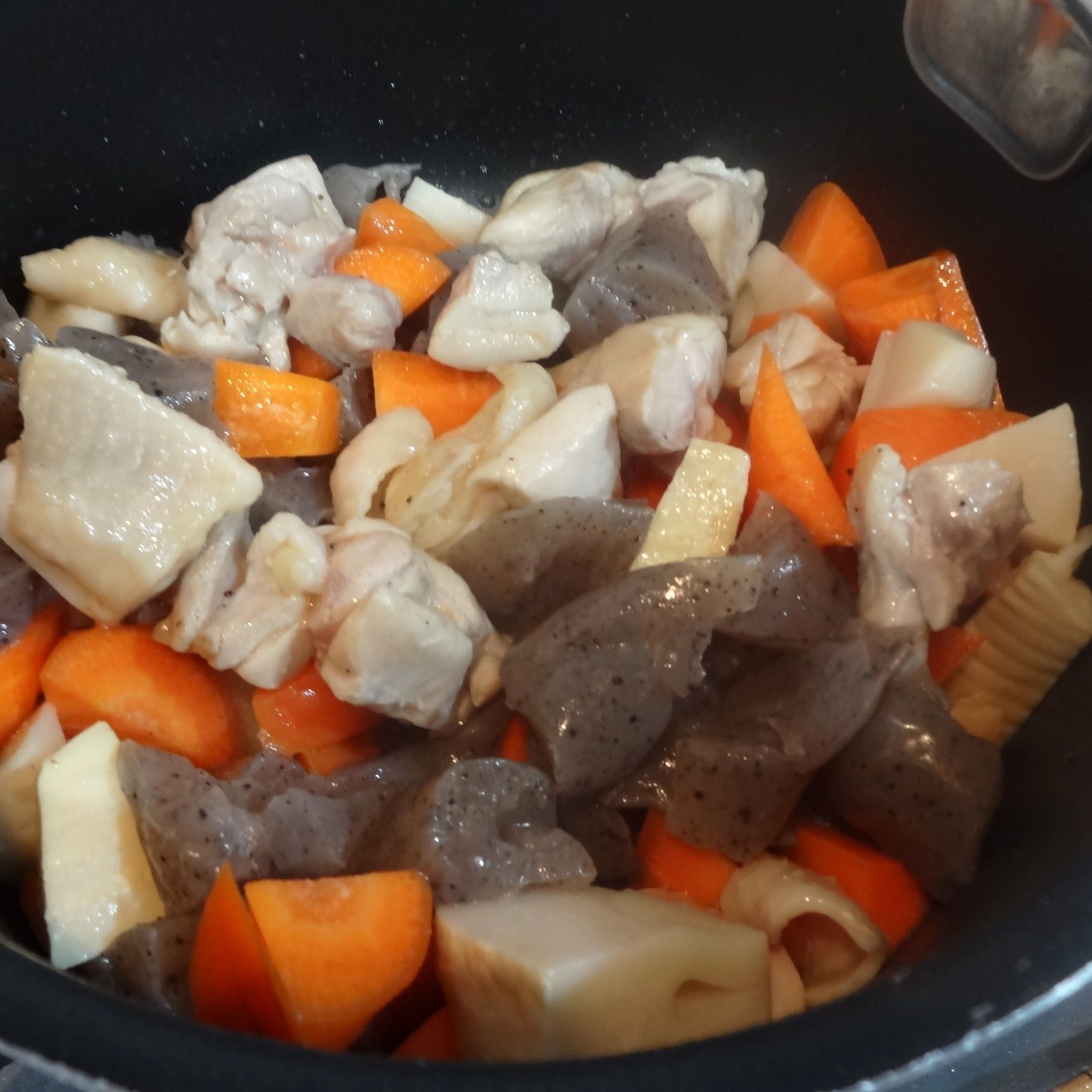 鶏肉火が通ったら、野菜もさっと炒めてゆきます。