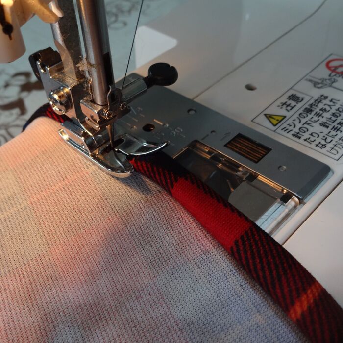 スカートの裾をミシンで縫います。