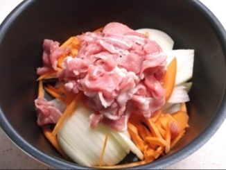 野菜と肉を切って鍋へ