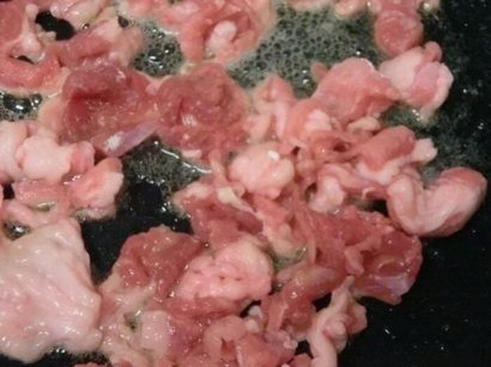 3.豚肉を炒める