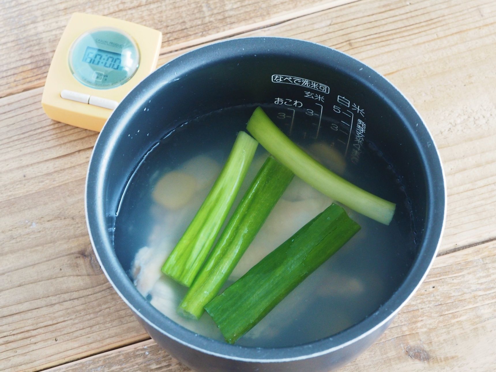 炊飯器に鶏肉を入れて保温する