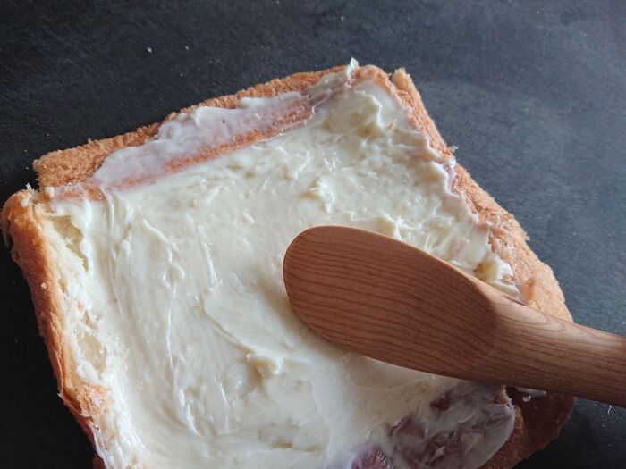 伸ばした食パンにバターを塗ります