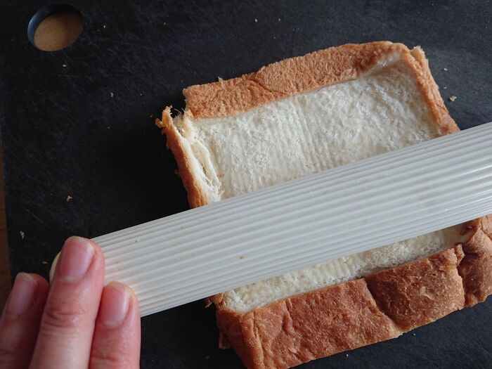 食パンを綿棒で伸ばします