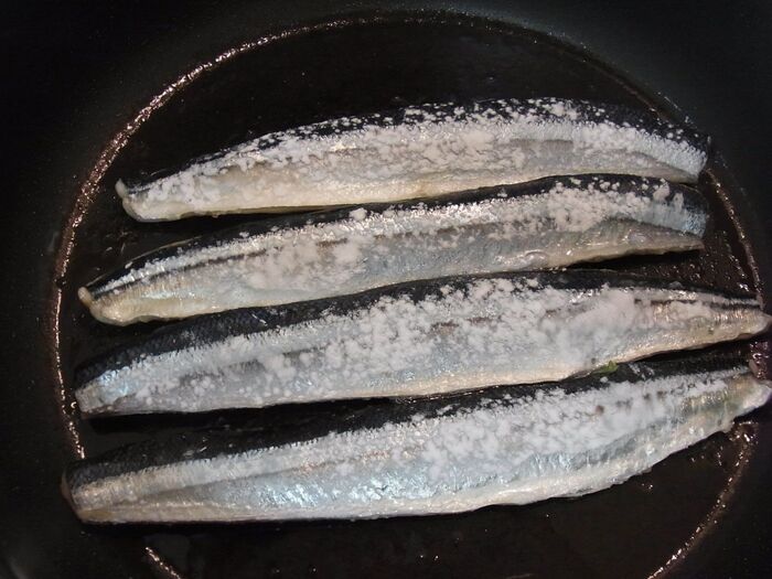 秋刀魚を焼きます。