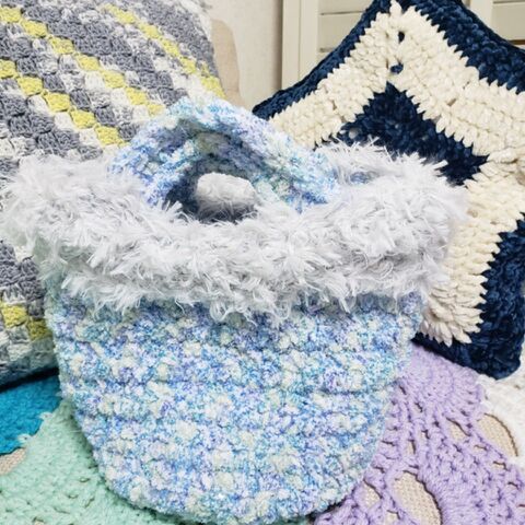 セリア新商品のモコモコ毛糸を引き揃え まるで雪の結晶 みたいなファーつきトート 暮らしニスタ セリア新商品のモコモコ毛糸を引き揃え まるで雪の結晶 みたいなファーつきトート 暮らしニスタ