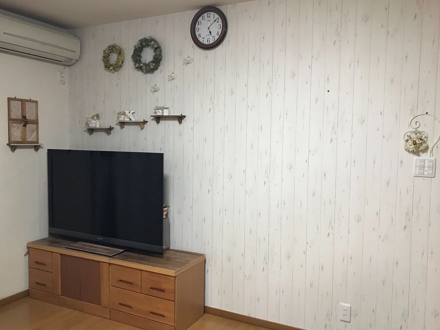 みんなに褒めてもらえる ナチュラルで本物みたいな板壁風壁紙でリビングをイメチェン 暮らしニスタ みんなに褒めてもらえる ナチュラルで本物みたいな板壁風壁紙でリビングをイメチェン 暮らしニスタ