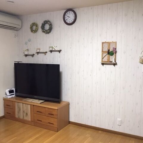 みんなに褒めてもらえる ナチュラルで本物みたいな板壁風壁紙でリビングをイメチェン 暮らしニスタ みんなに褒めてもらえる ナチュラルで本物みたいな板壁風壁紙でリビングをイメチェン 暮らしニスタ