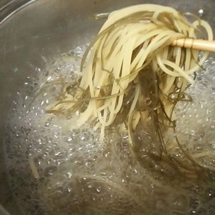 沸騰したらスパゲティときざみ昆布を入れて、茹で時間通りに茹でる。
