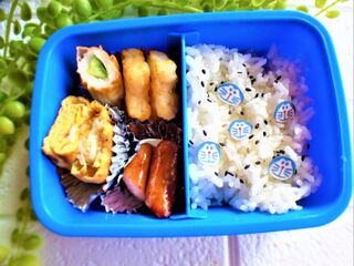 ダイソー 地味な色どり弁当も一振りで大変身 暮らしニスタ ダイソー 地味な色どり弁当も一振りで大変身 暮らしニスタ