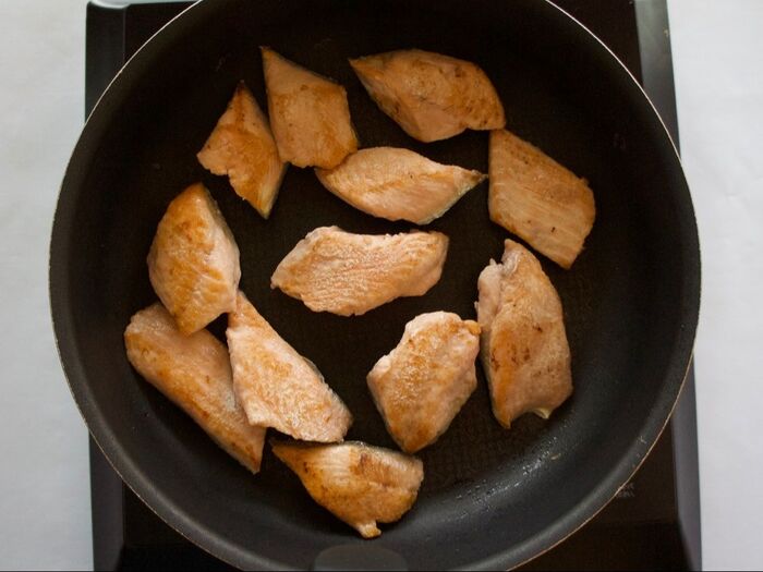 4　鮭を焼いて漬けます。