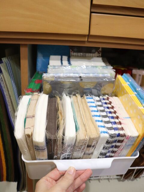 たくさんのペーパーナプキンはセリアのケースで引き出す収納 暮らしニスタ