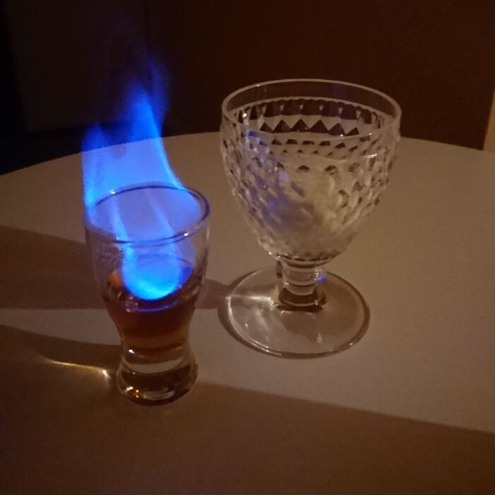ライターなどでラム酒に火をつける。