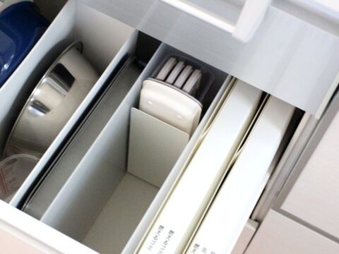 ダイソー たった100円で解決 キッチンの深い引き出しが一気に使いやすくなるワザ 暮らしニスタ ダイソー たった100円で解決 キッチンの深い引き出しが一気に使いやすくなるワザ 暮らしニスタ