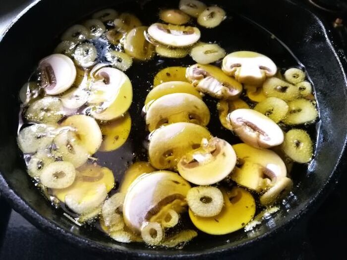 マッシュルームの冷凍保存のコツが知りたい 保存期間やレシピもご紹介 暮らしニスタ マッシュルームの冷凍保存のコツが知りたい 保存期間やレシピもご紹介 暮らしニスタ