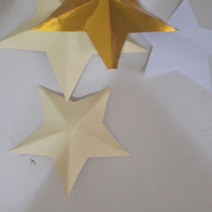 折り紙で星を切り立体的にするように折り目をつける