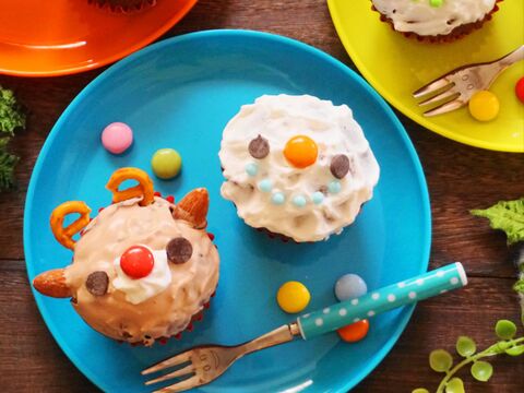 子どもと一緒にデコ トナカイとスノーマンのカップケーキ 暮らしニスタ